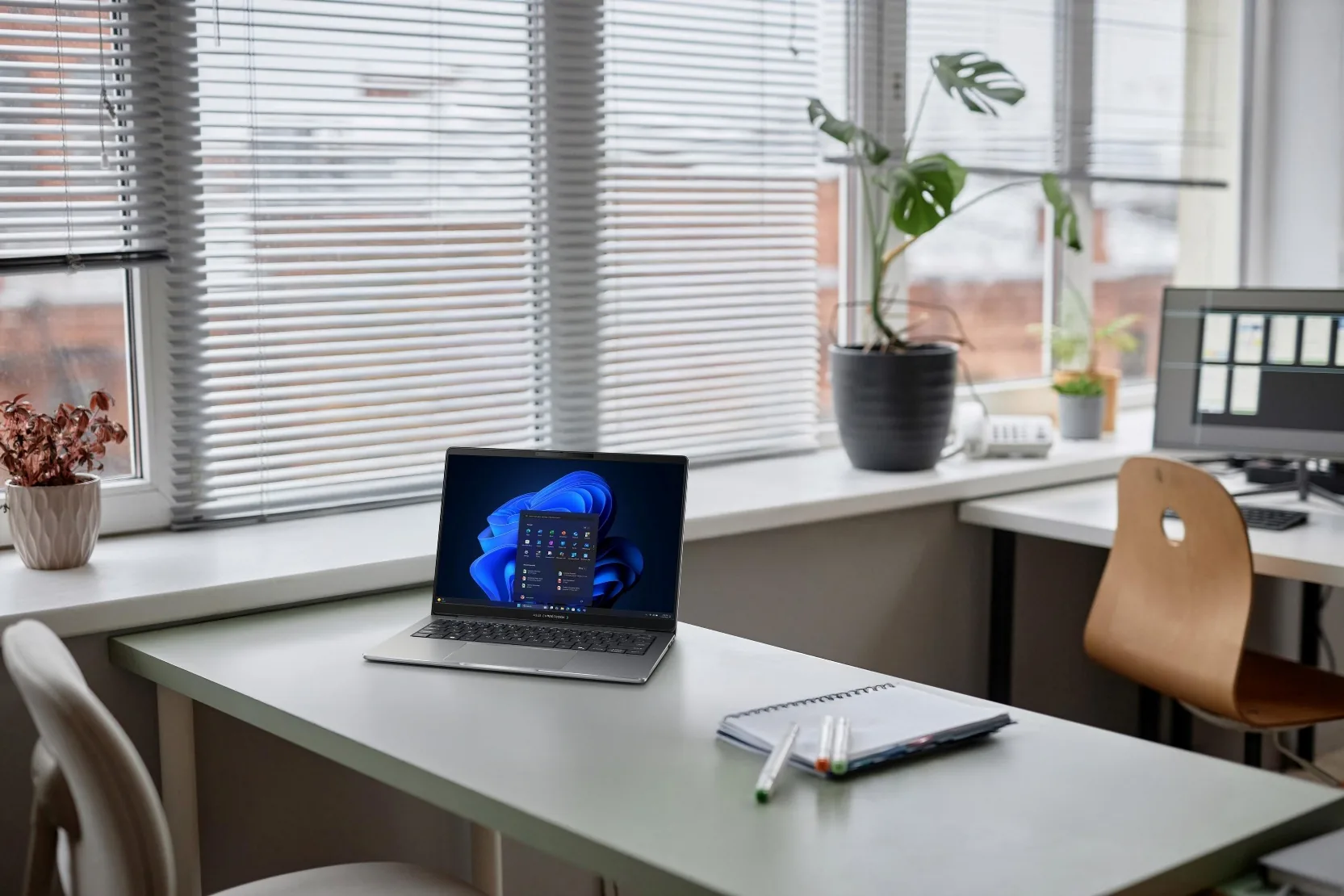 ASUS ExpertBook P5 G2 AMD di atas meja kerja