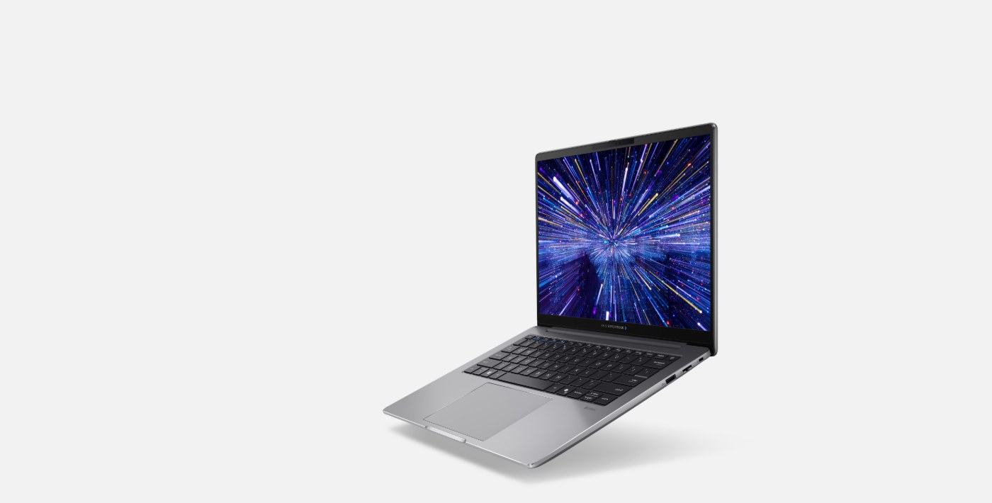 ASUS ExpertBook P5 G2 tampak tiga perempat dengan layar menyala